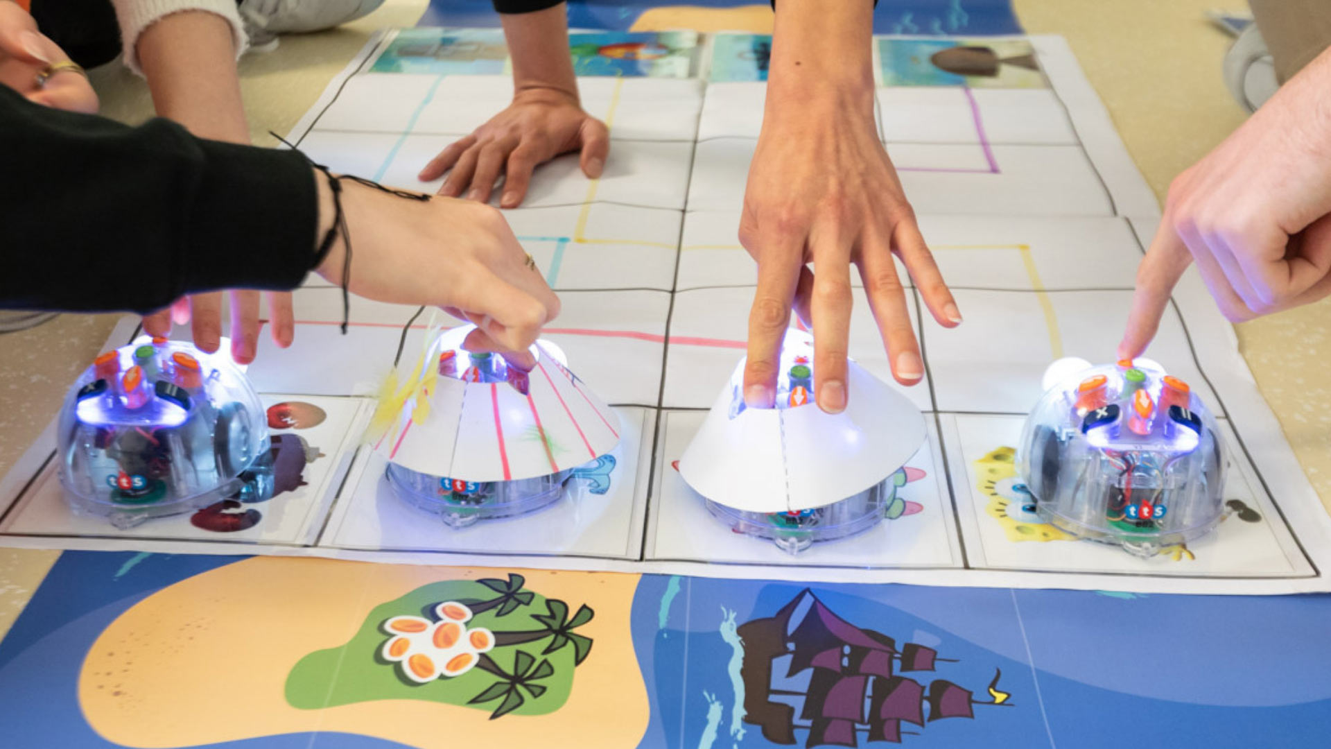Hände spielen mit Robotern