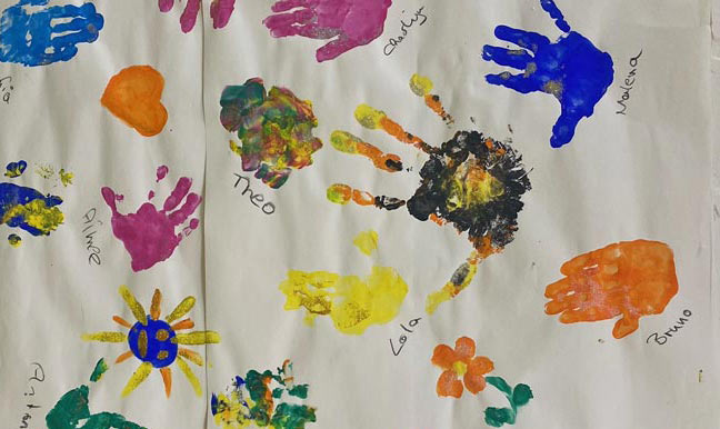 Bunte Handabdrücke von Kindern