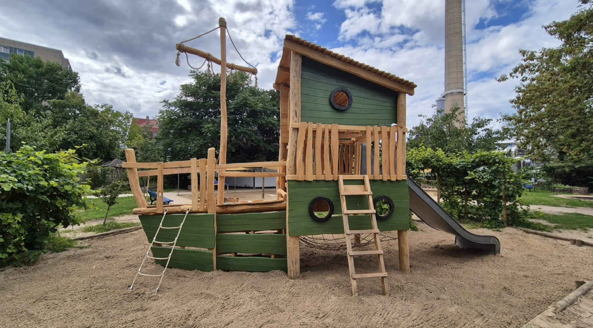 Kita Kinderakademie Sandkasten mit Schiff aus Holz